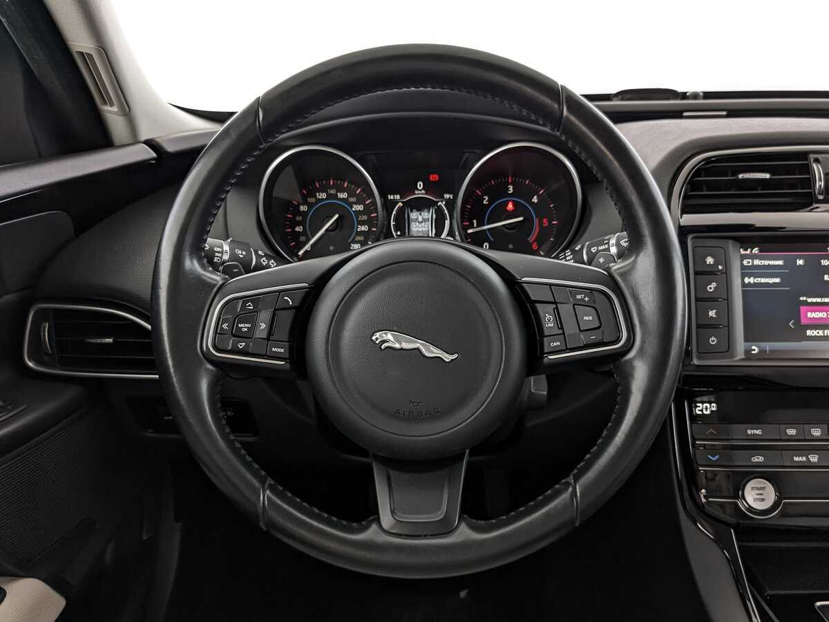 Jaguar XE с пробегом — 2017 год. Фото: #17