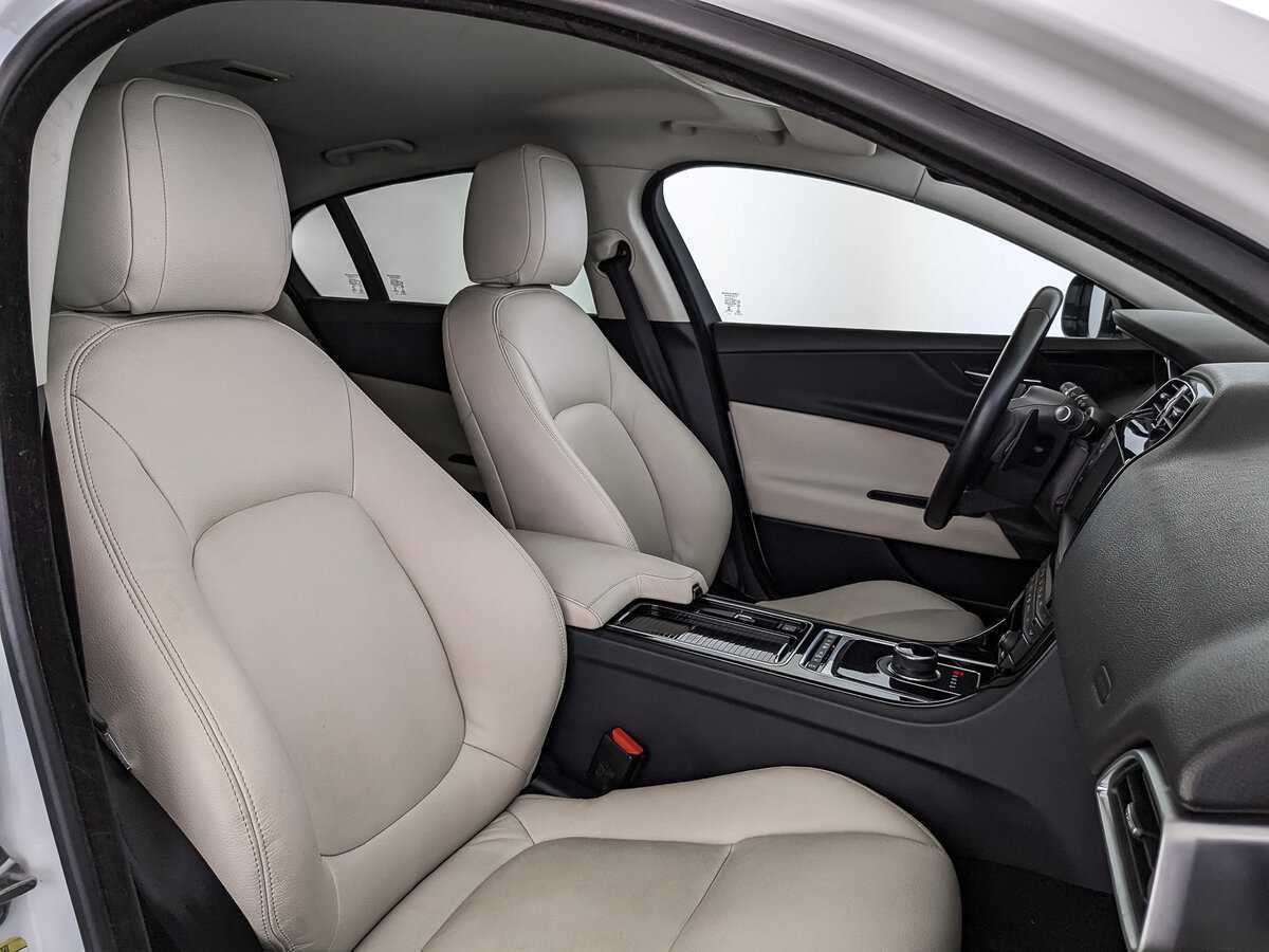 Jaguar XE с пробегом — 2017 год. Фото: #19