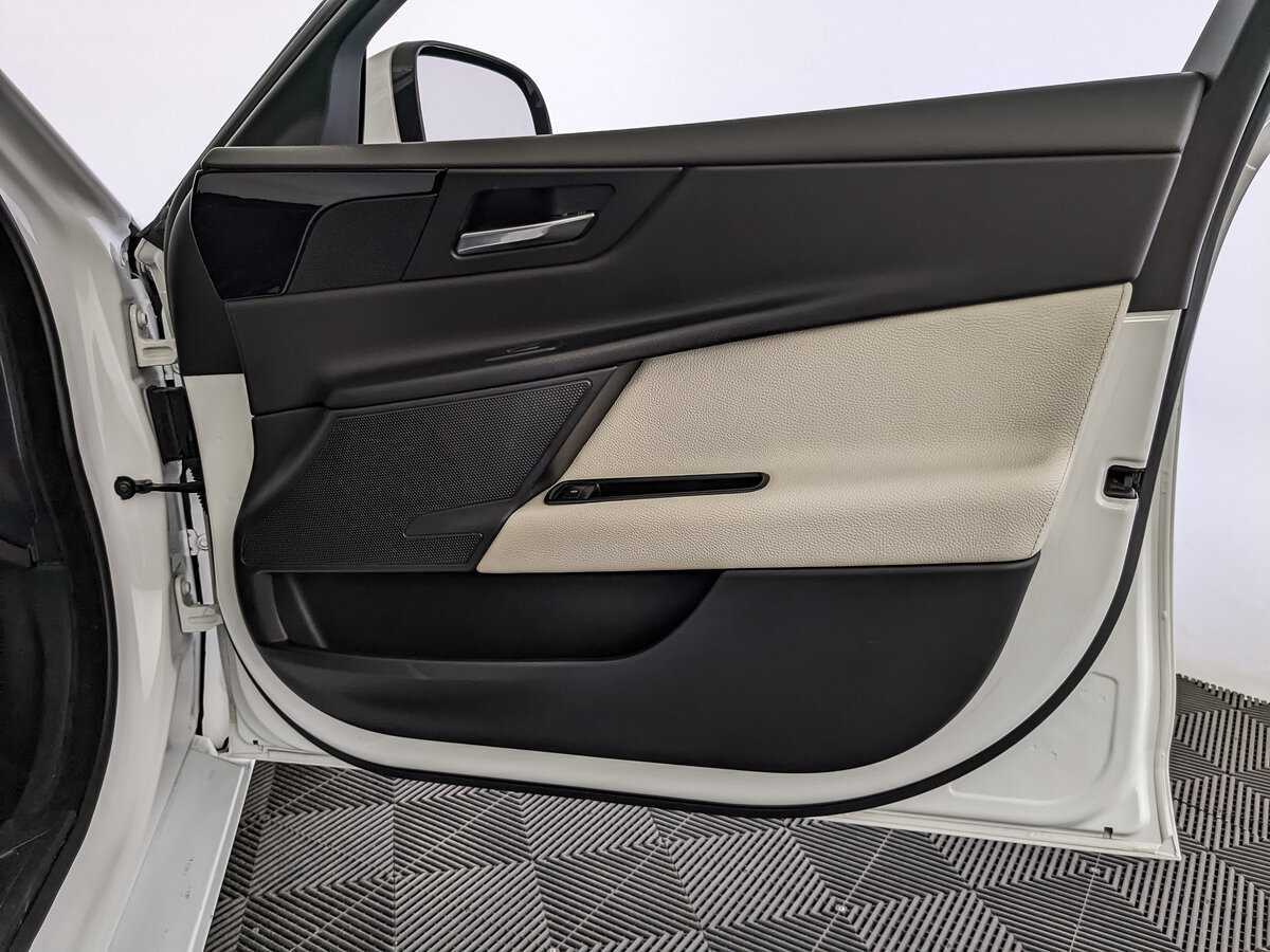 Jaguar XE с пробегом — 2017 год. Фото: #20