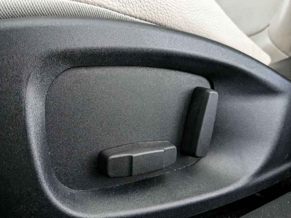 Jaguar XE с пробегом — 2017 год. Фото: #21