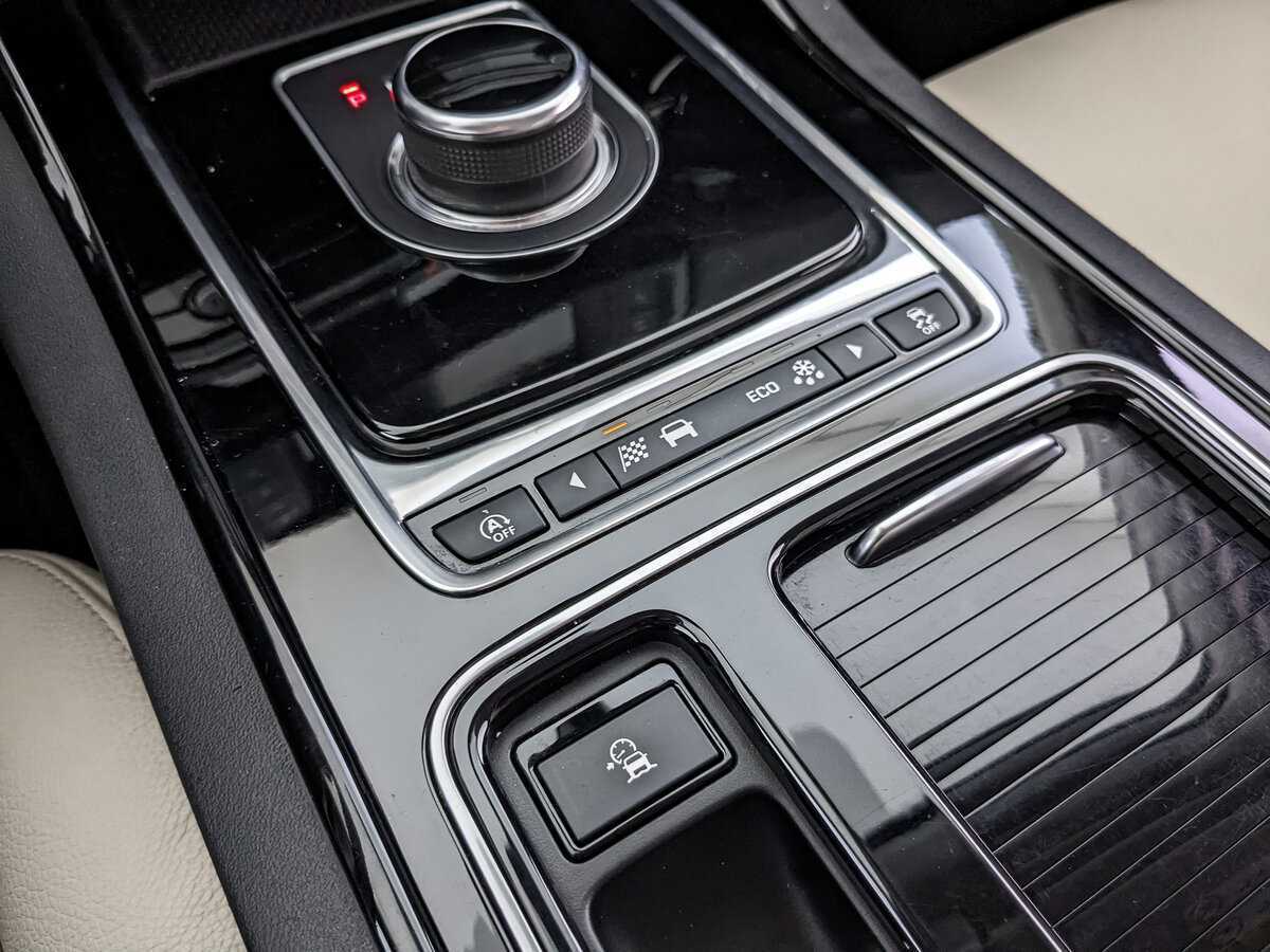 Jaguar XE с пробегом — 2017 год. Фото: #22