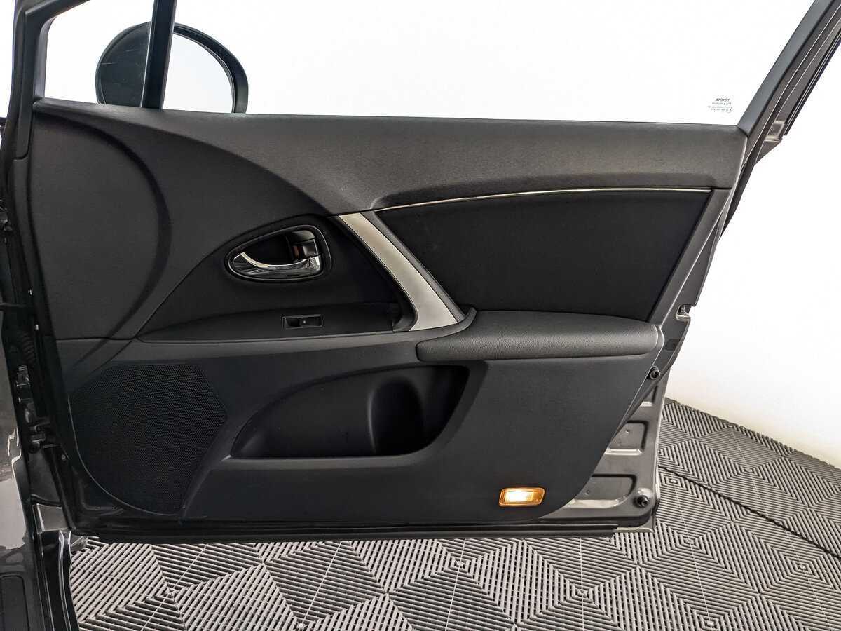 Toyota Avensis с пробегом — 2012 год. Фото: #19