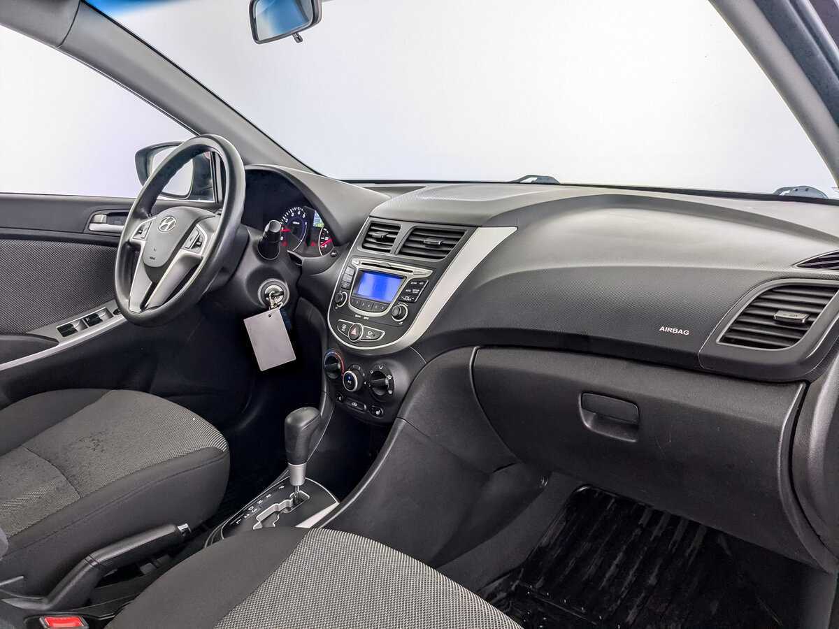 Hyundai Solaris с пробегом — 2012 год. Фото: #8