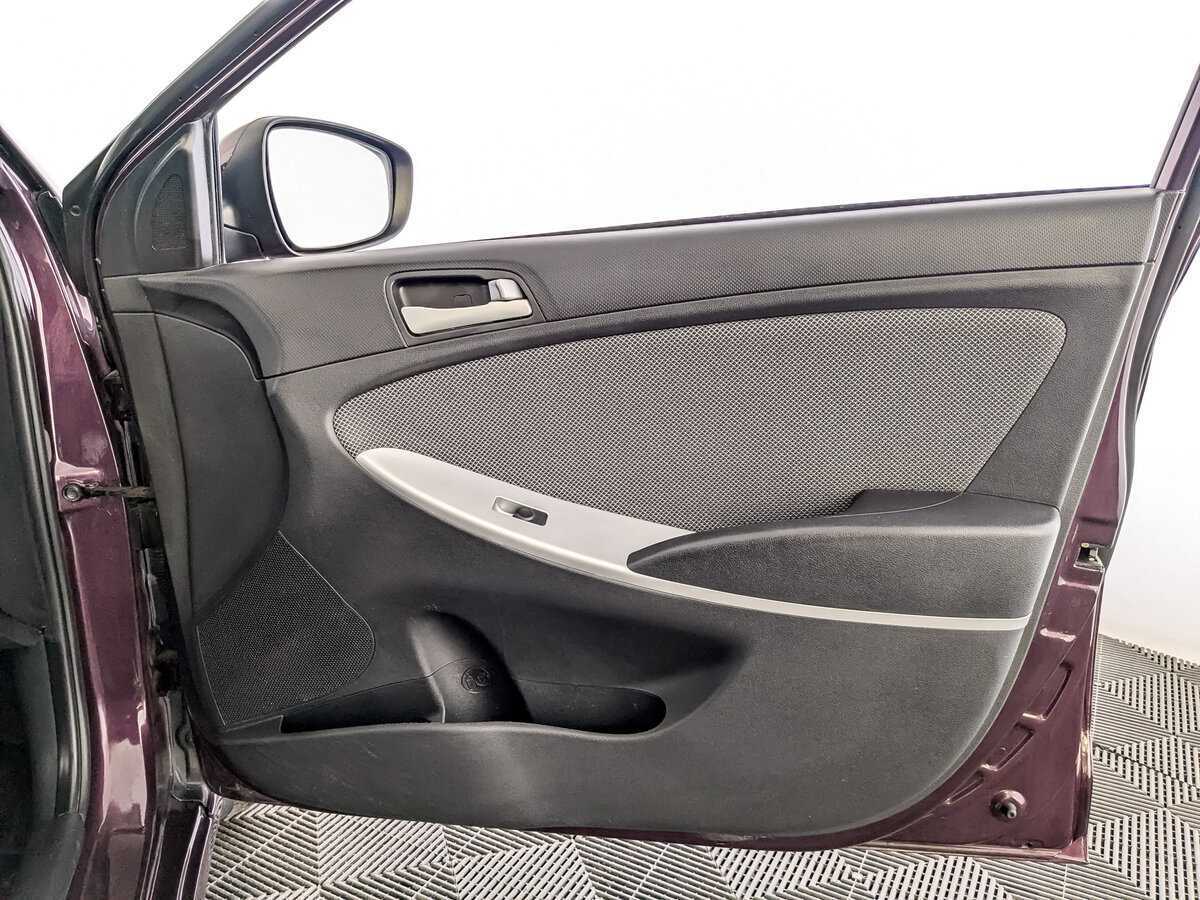 Hyundai Solaris с пробегом — 2012 год. Фото: #19