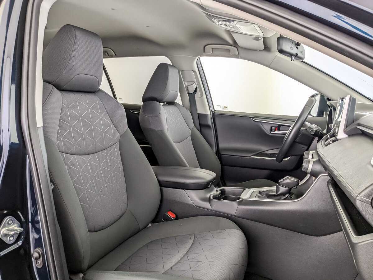 Toyota RAV4 с пробегом — 2020 год. Фото: #7
