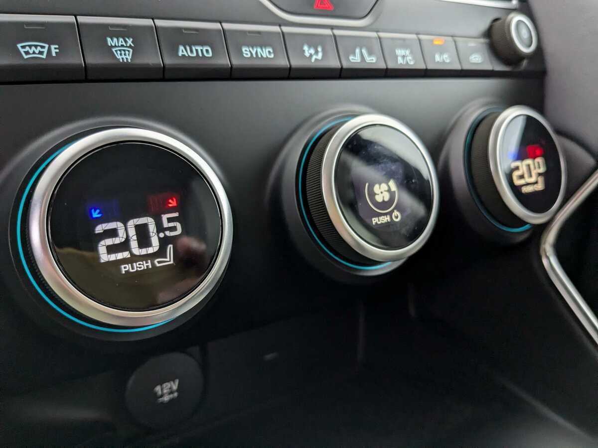 Jaguar E-Pace с пробегом — 2019 год. Фото: #21