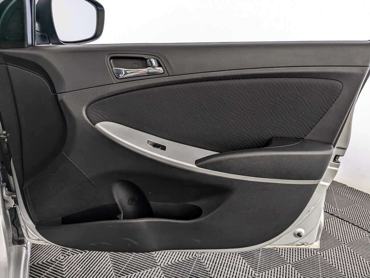 Hyundai Solaris с пробегом — 2012 год. Фото: #20