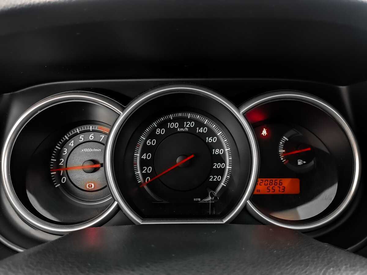 Nissan Tiida с пробегом — 2011 год. Фото: #11