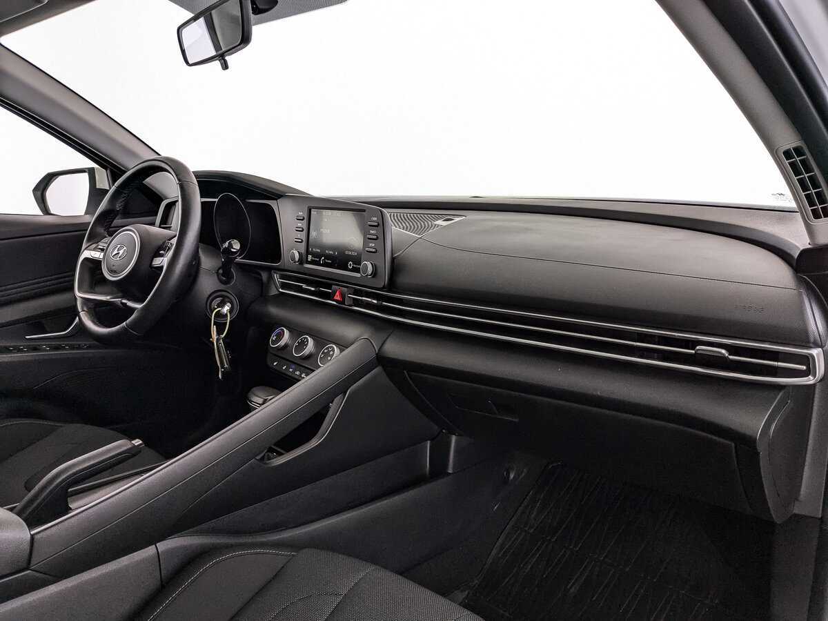 Hyundai Elantra с пробегом — 2022 год. Фото: #8