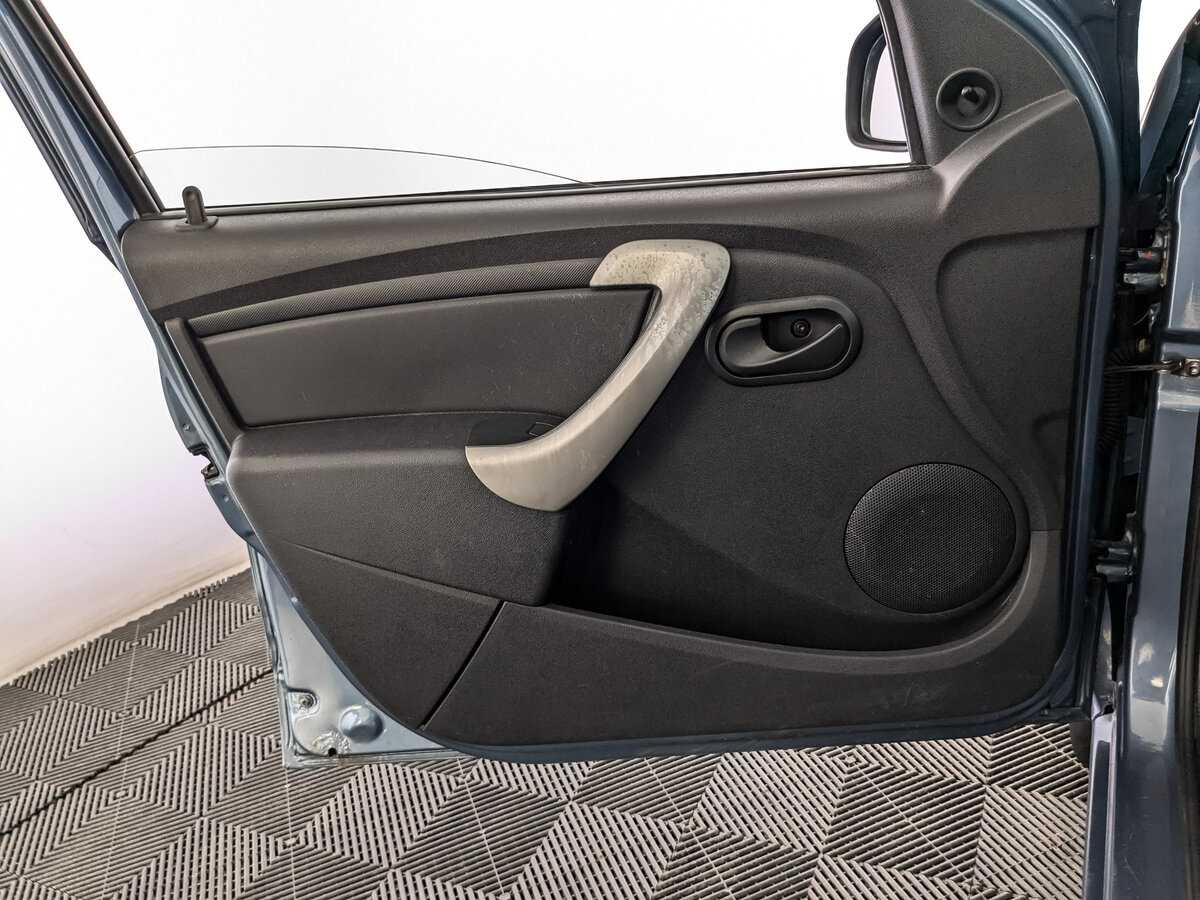 Renault Sandero с пробегом — 2012 год. Фото: #14