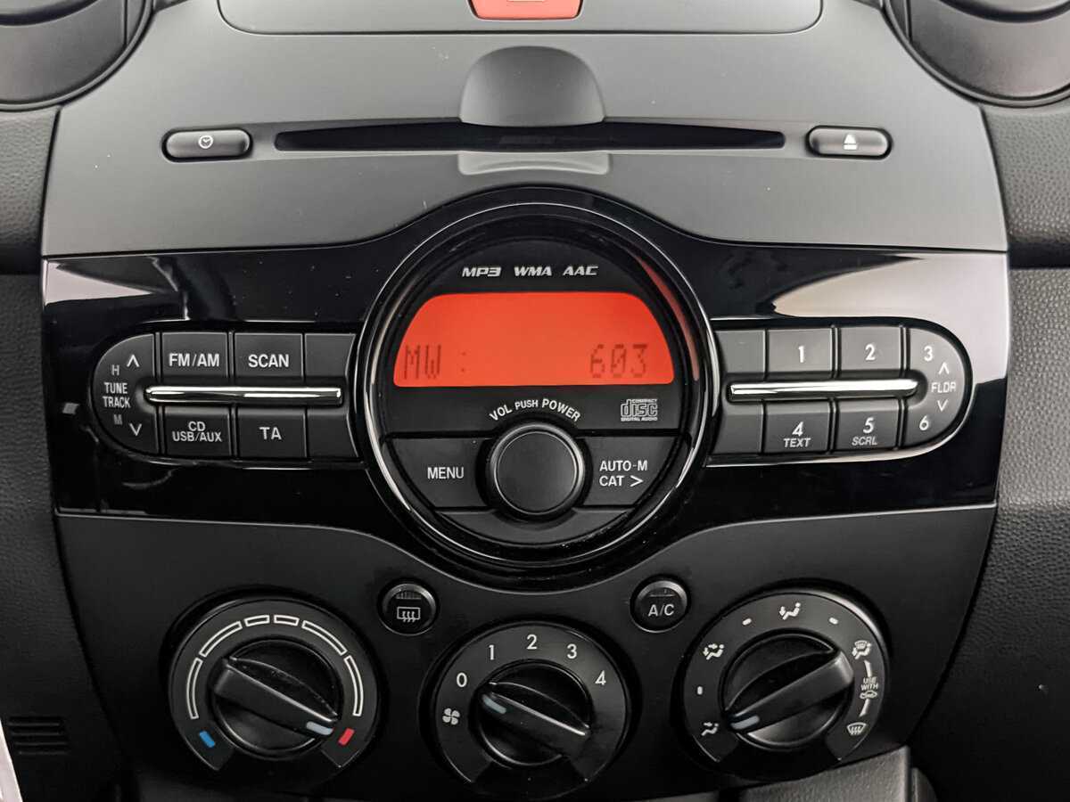 Mazda 2 с пробегом — 2013 год. Фото: #12