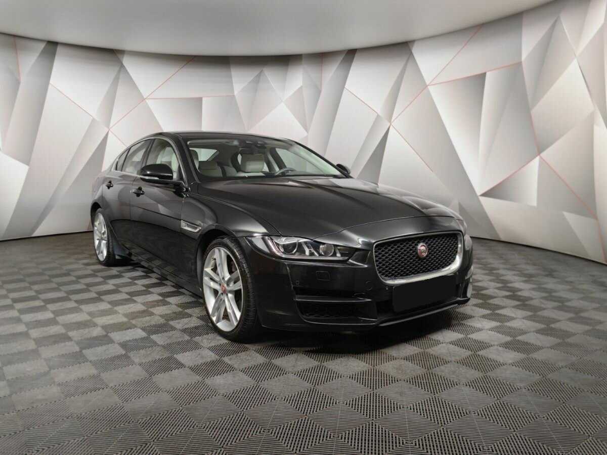 Jaguar XE с пробегом — 2017 год. Фото: #2