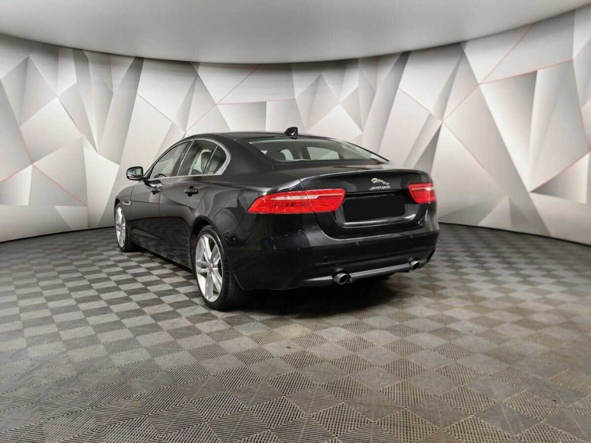 Jaguar XE с пробегом — 2017 год. Фото: #3