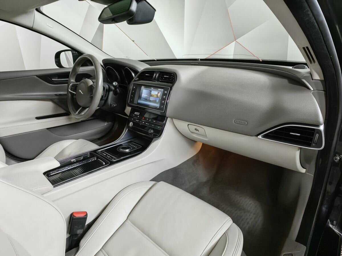 Jaguar XE с пробегом — 2017 год. Фото: #8