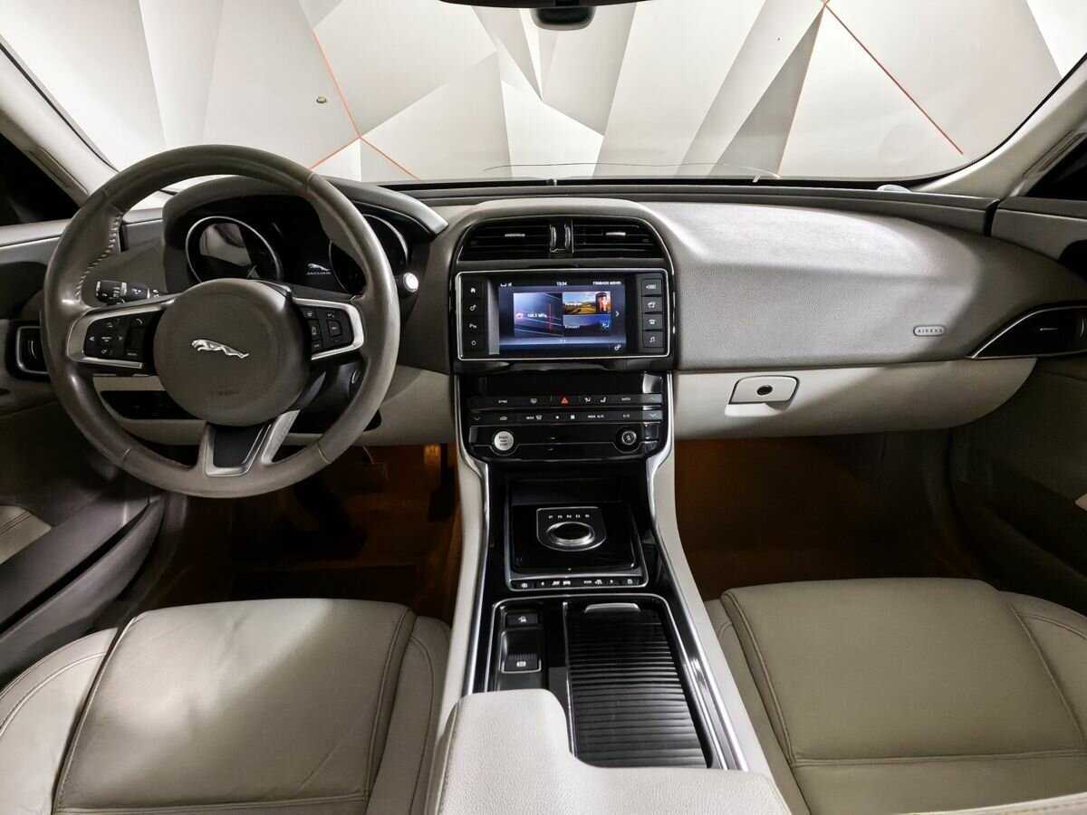 Jaguar XE с пробегом — 2017 год. Фото: #9