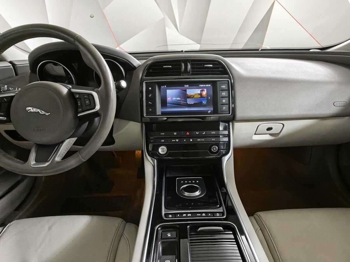Jaguar XE с пробегом — 2017 год. Фото: #10