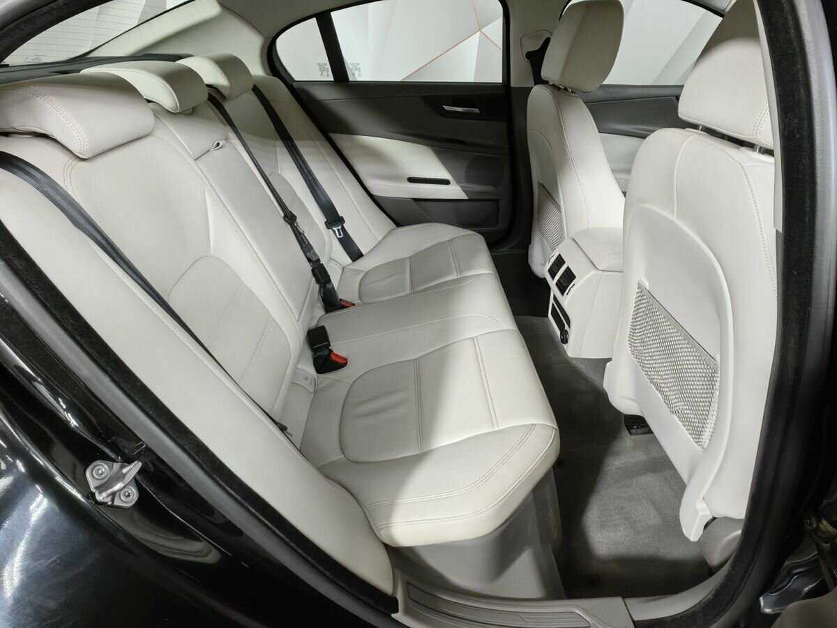 Jaguar XE с пробегом — 2017 год. Фото: #11