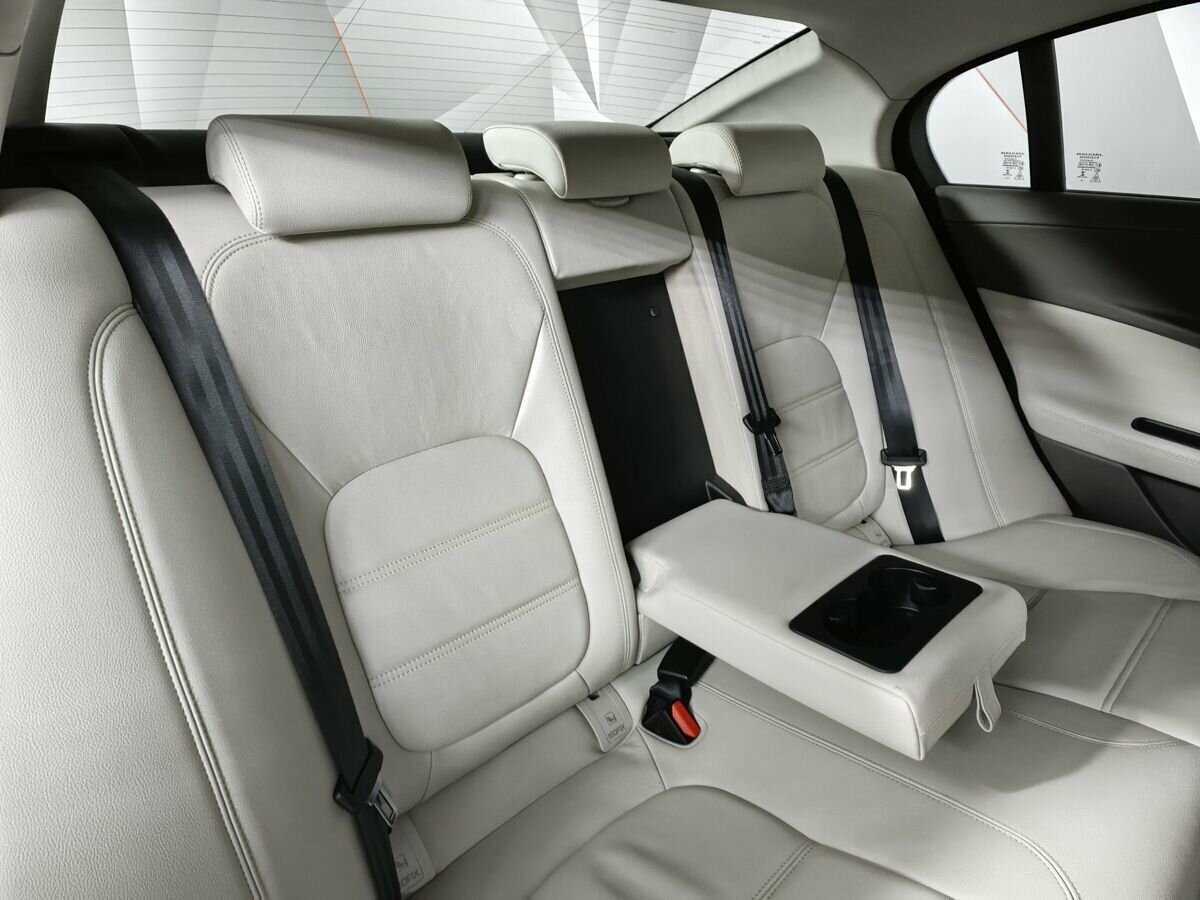 Jaguar XE с пробегом — 2017 год. Фото: #12