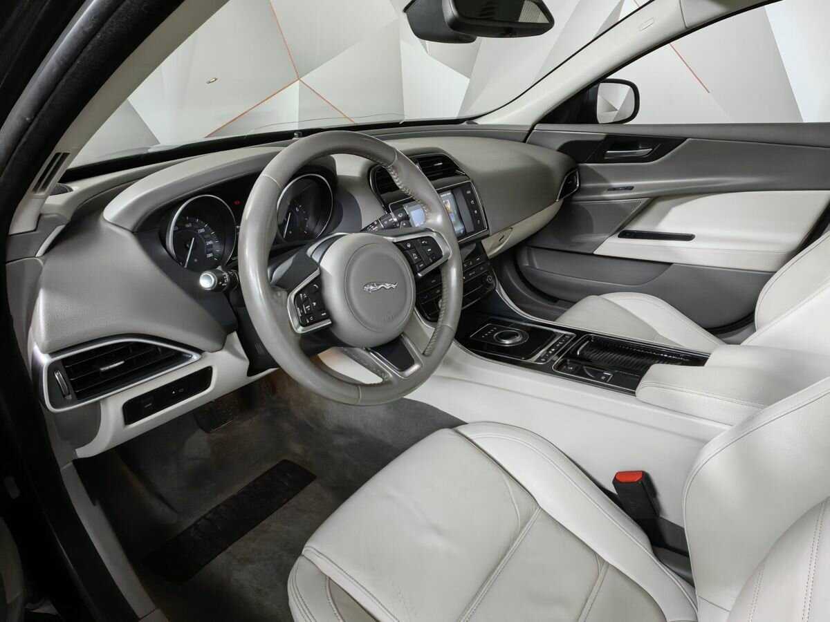 Jaguar XE с пробегом — 2017 год. Фото: #13