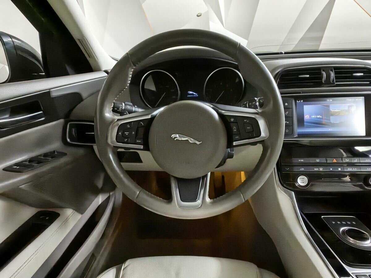 Jaguar XE с пробегом — 2017 год. Фото: #14