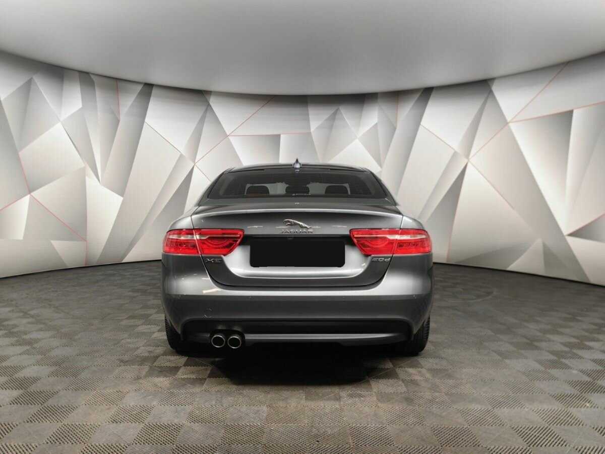 Jaguar XE с пробегом — 2018 год. Фото: #7