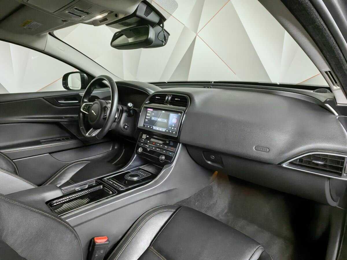Jaguar XE с пробегом — 2018 год. Фото: #8
