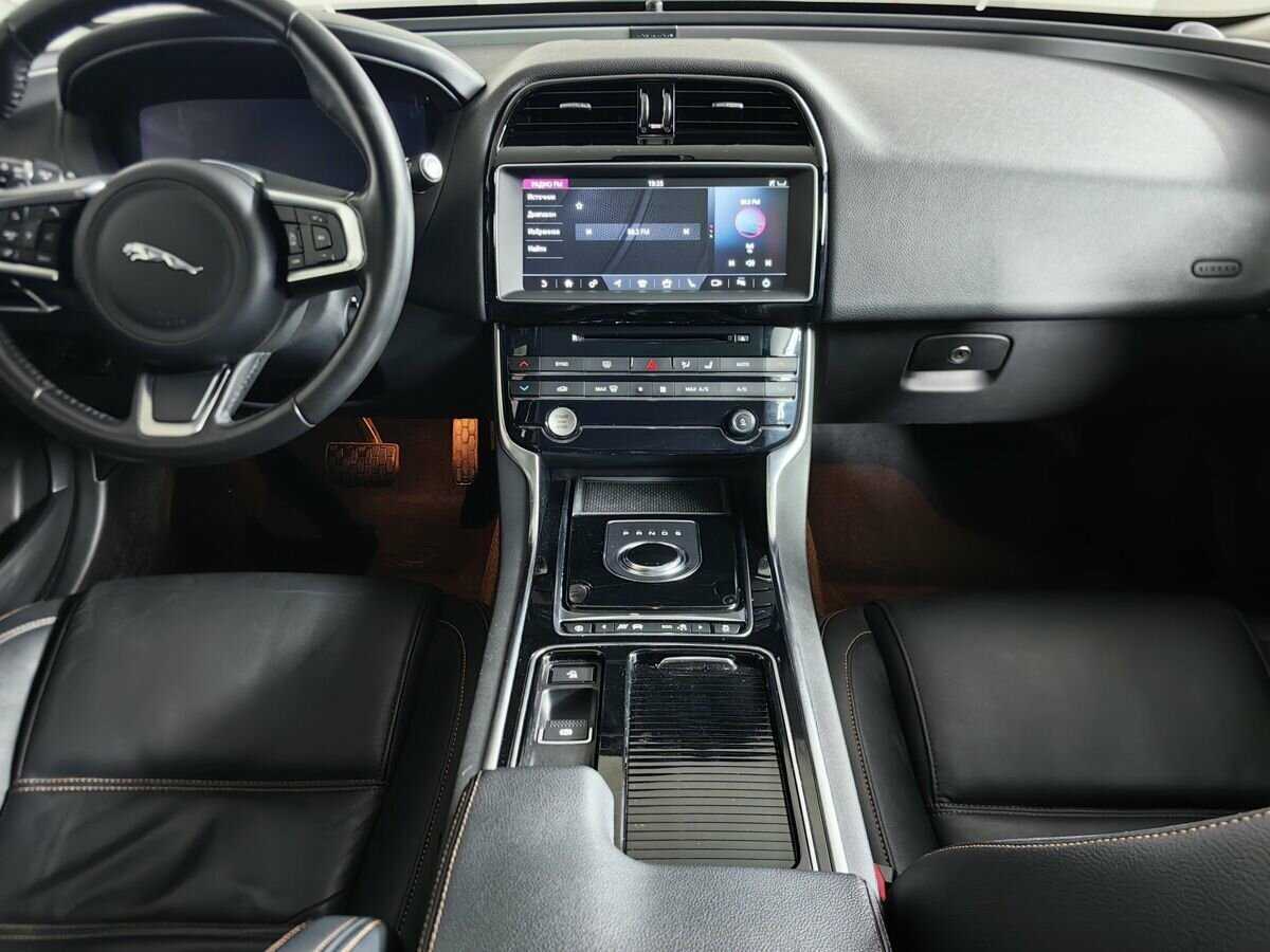 Jaguar XE с пробегом — 2018 год. Фото: #10