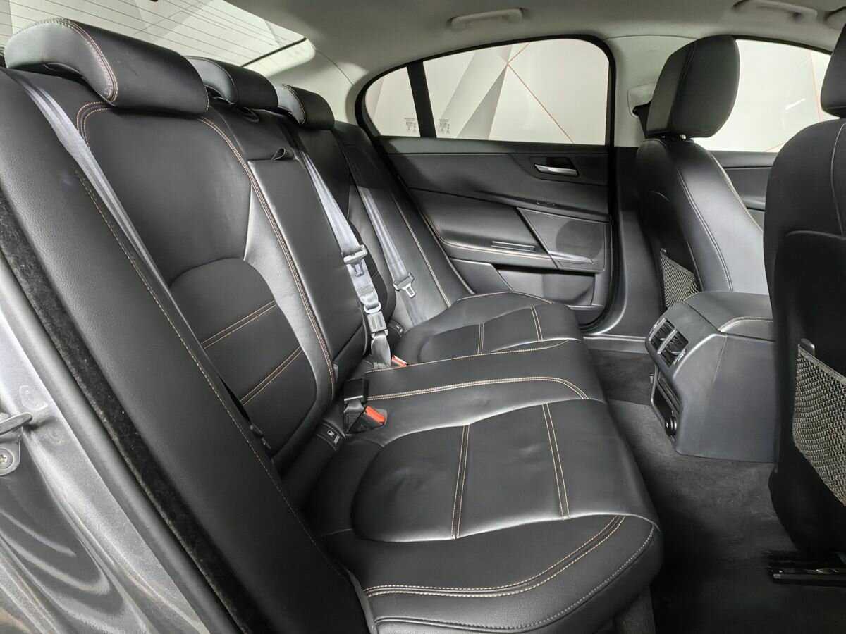 Jaguar XE с пробегом — 2018 год. Фото: #11