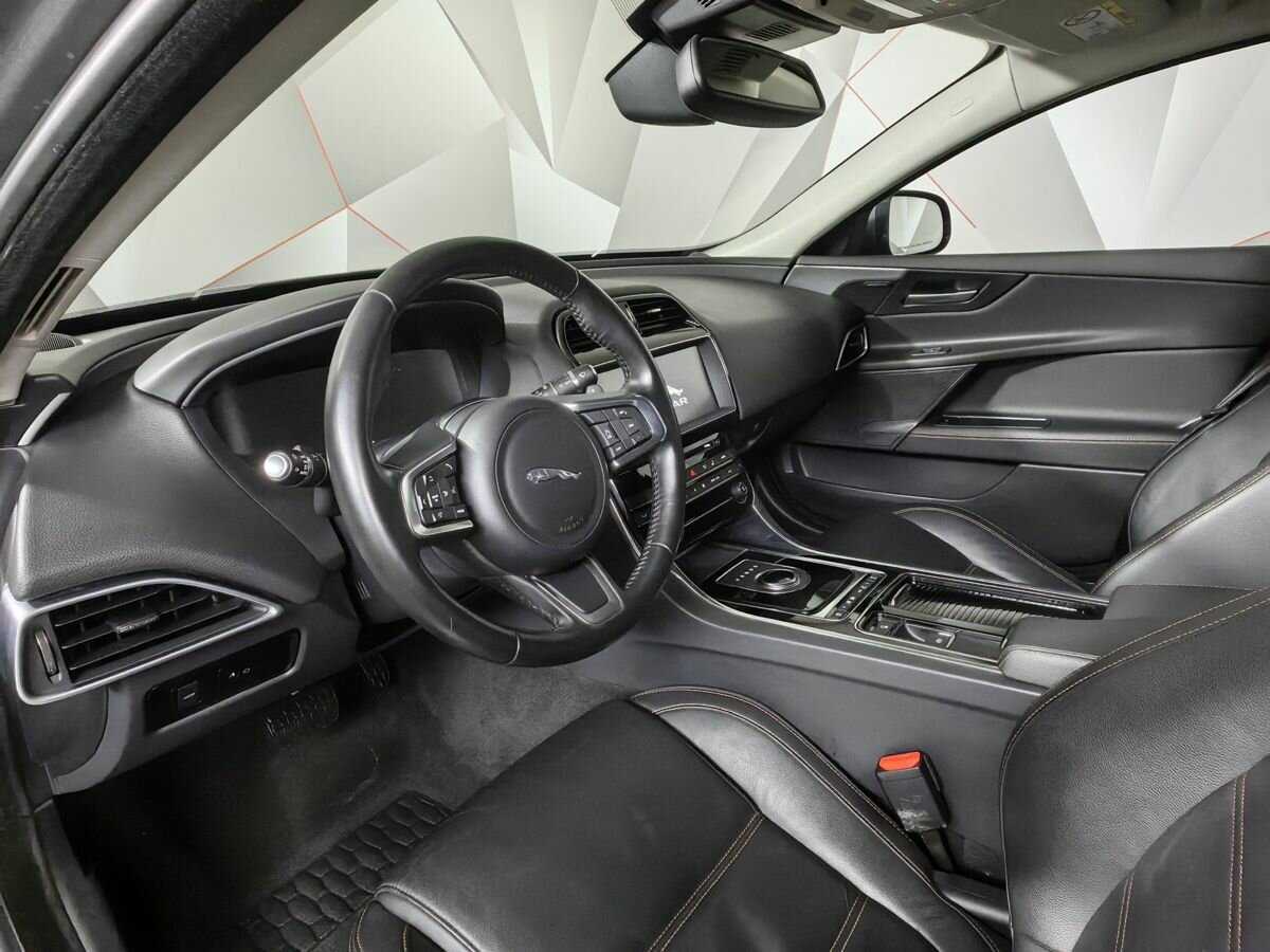 Jaguar XE с пробегом — 2018 год. Фото: #13