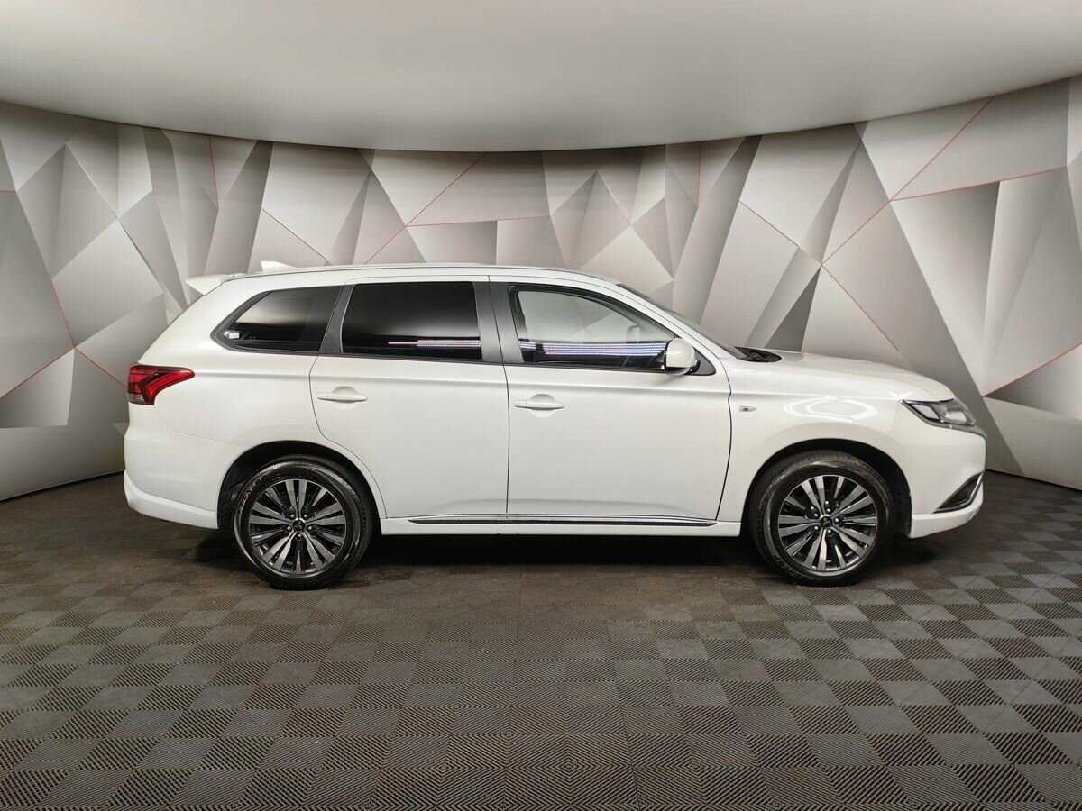 Mitsubishi Outlander с пробегом — 2022 год. Фото: #4