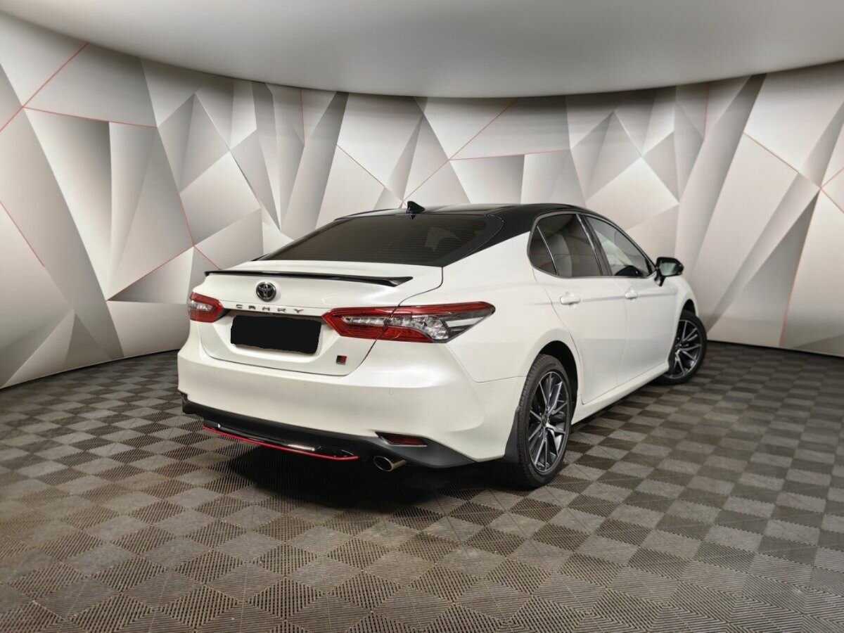 Toyota Camry с пробегом — 2021 год. Фото: #1