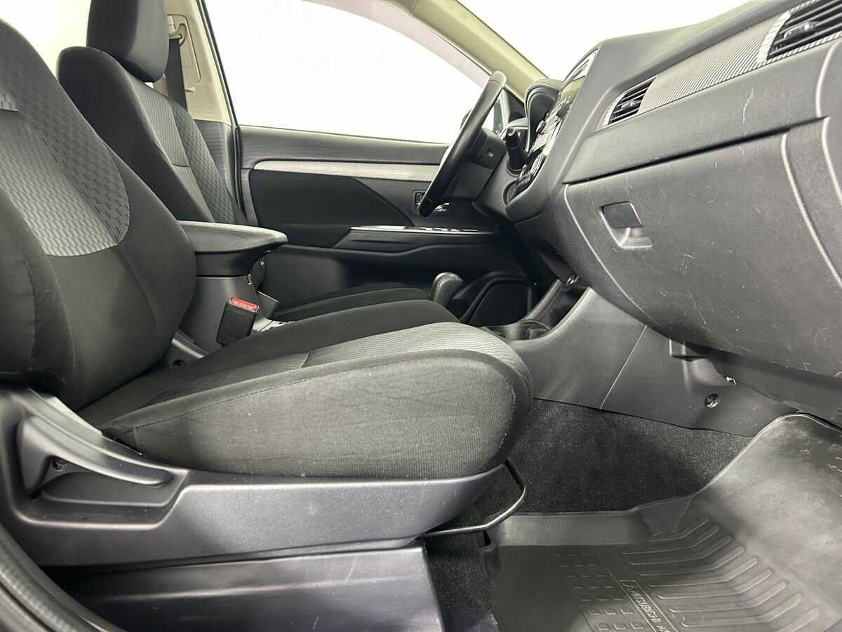 Mitsubishi Outlander с пробегом — 2015 год. Фото: #12