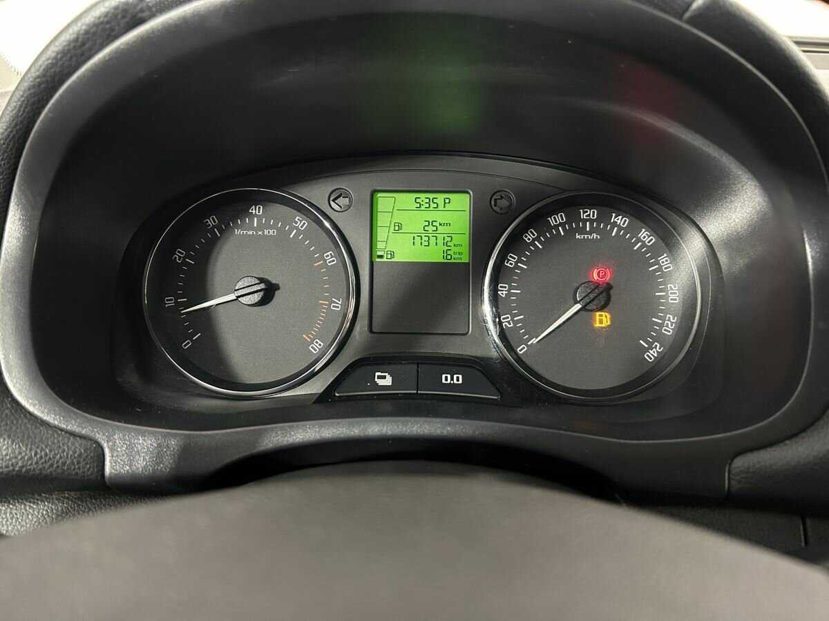 Skoda Fabia с пробегом — 2011 год. Фото: #10