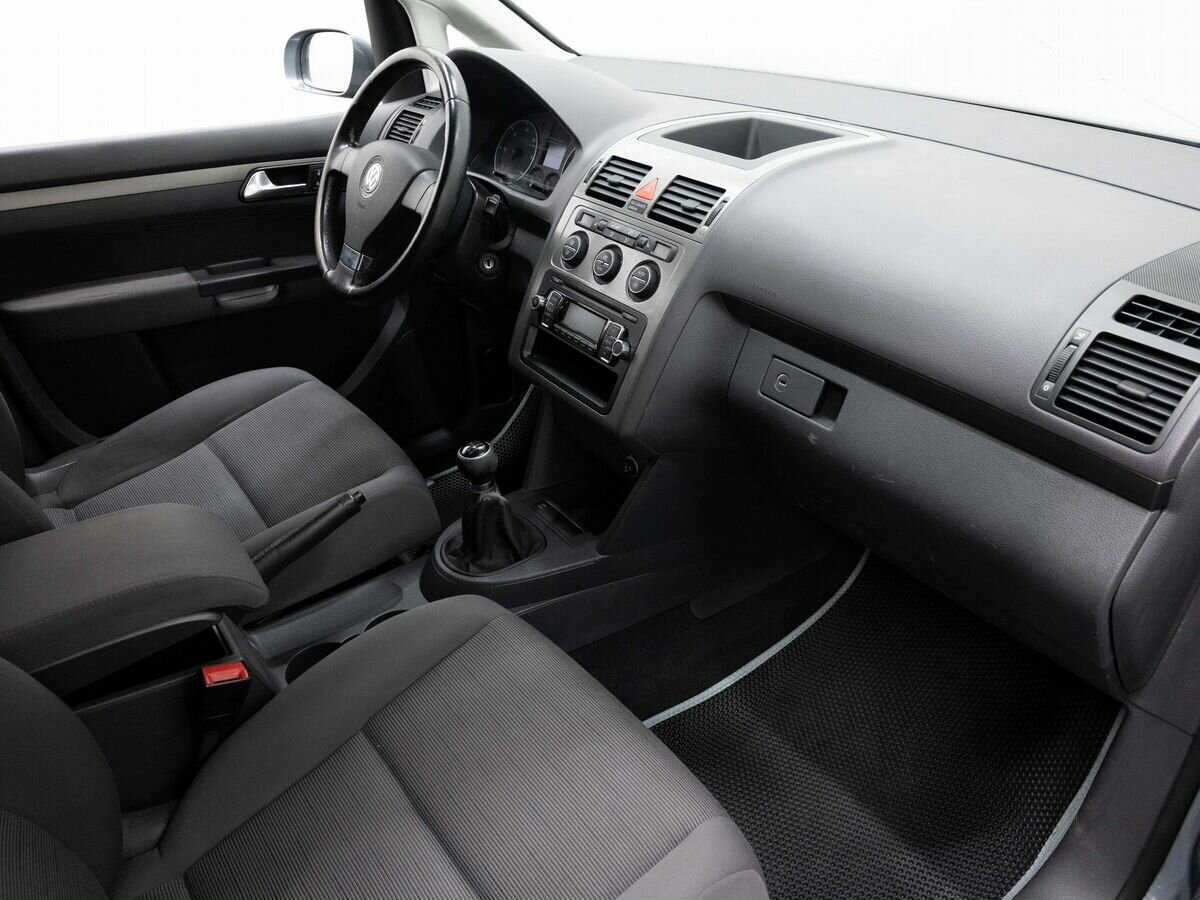 Volkswagen Touran с пробегом — 2008 год. Фото: #10