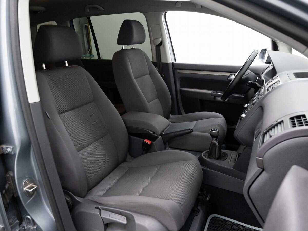 Volkswagen Touran с пробегом — 2008 год. Фото: #11