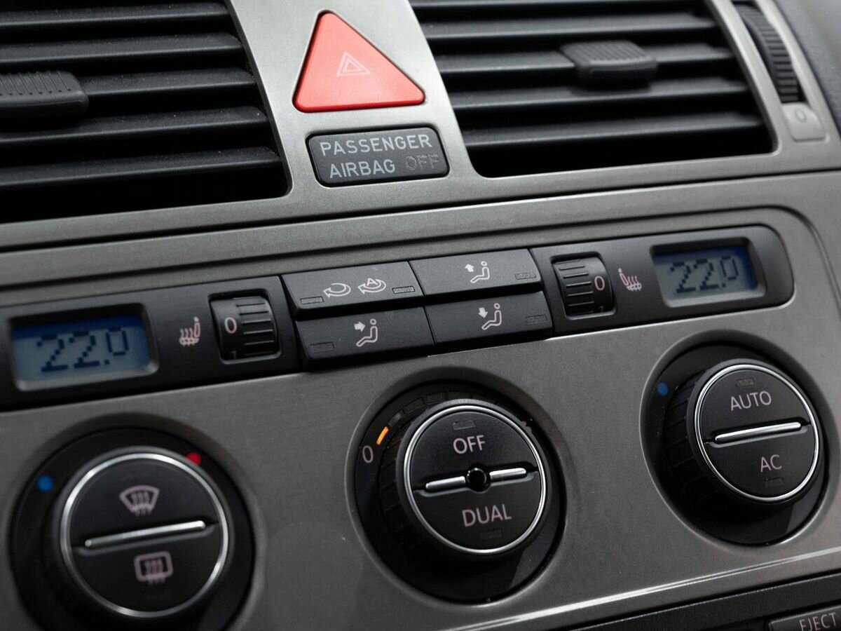 Volkswagen Touran с пробегом — 2008 год. Фото: #18