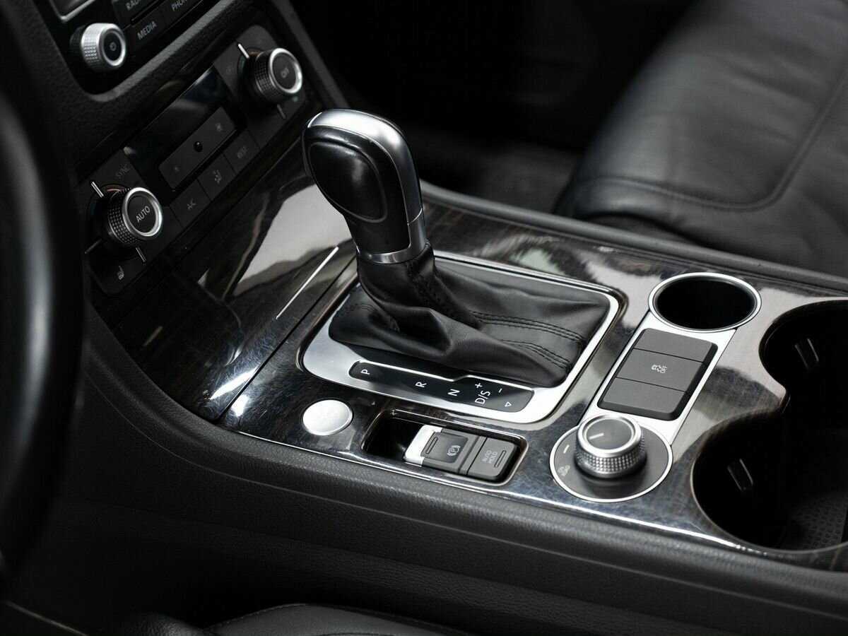 Volkswagen Touareg с пробегом — 2015 год. Фото: #17