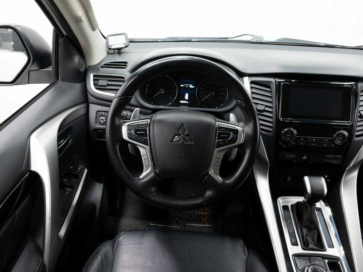 Mitsubishi Pajero Sport с пробегом — 2017 год. Фото: #13