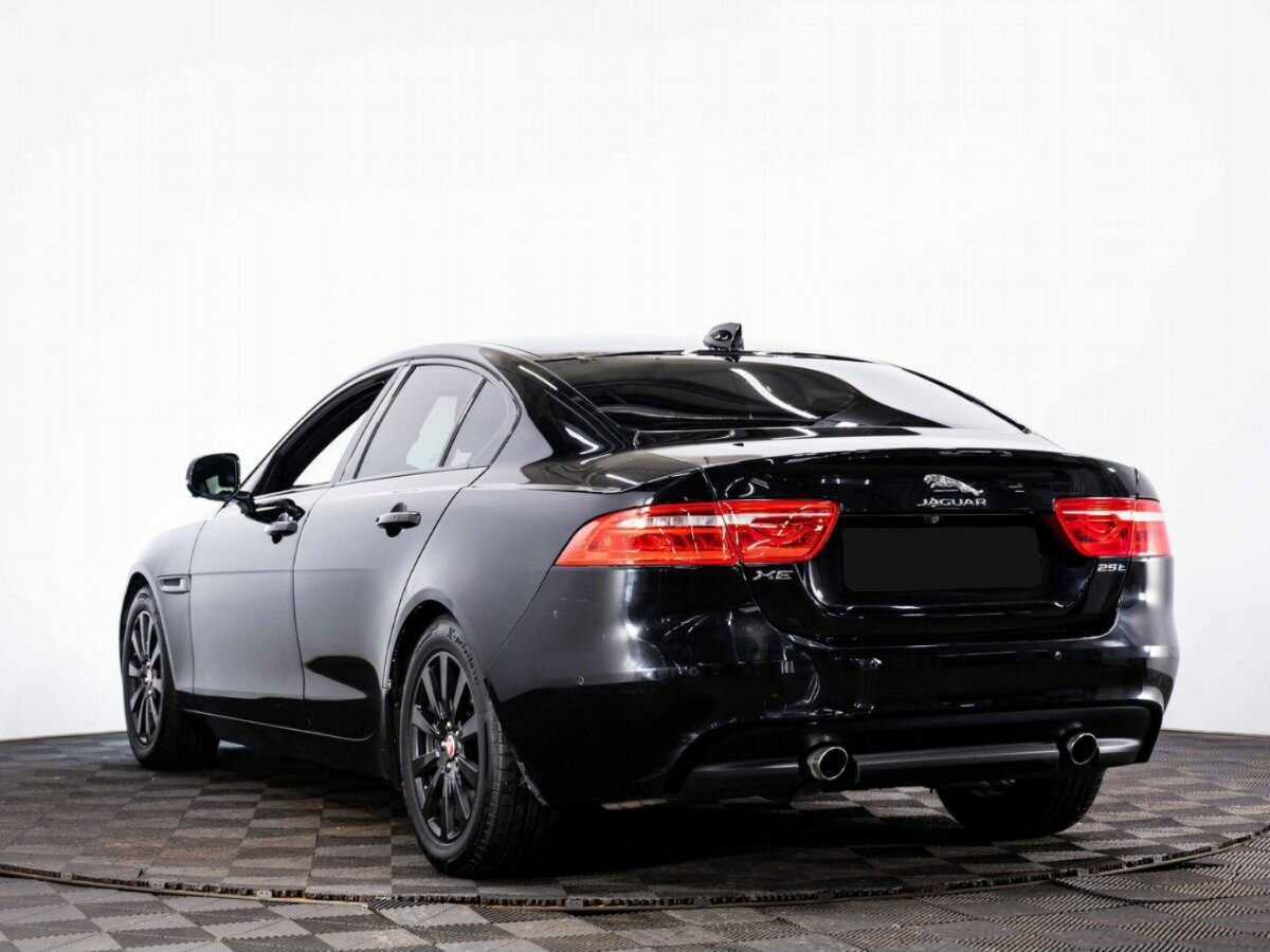Jaguar XE с пробегом — 2016 год. Фото: #3