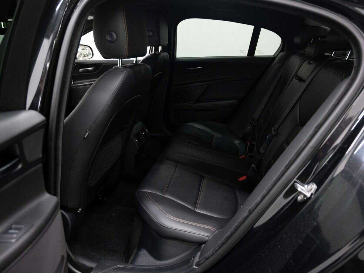 Jaguar XE с пробегом — 2016 год. Фото: #8