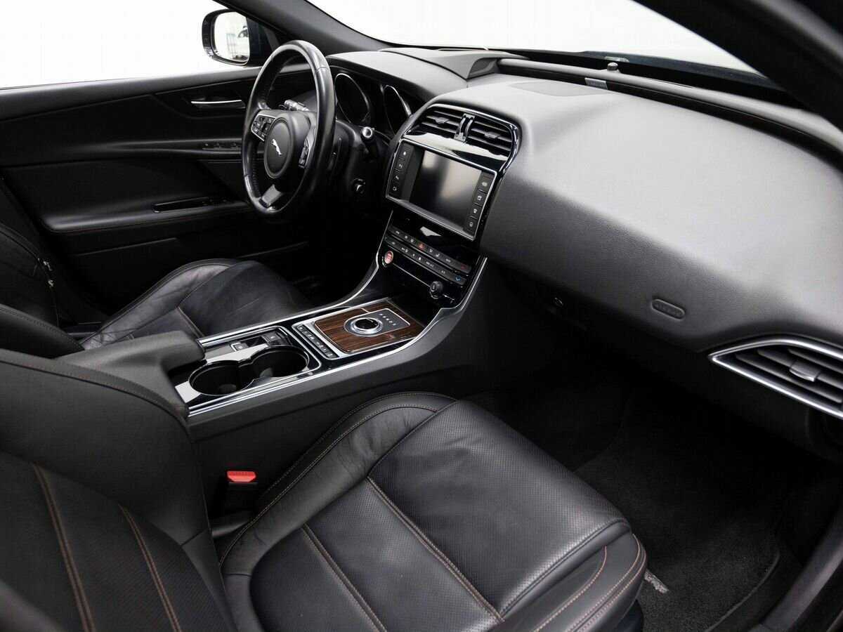 Jaguar XE с пробегом — 2016 год. Фото: #10