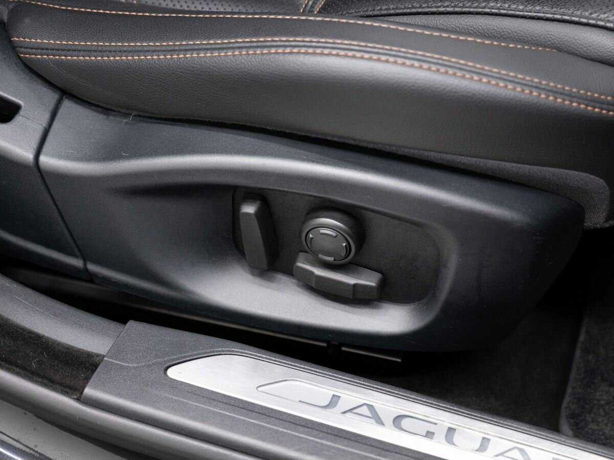 Jaguar XE с пробегом — 2016 год. Фото: #12