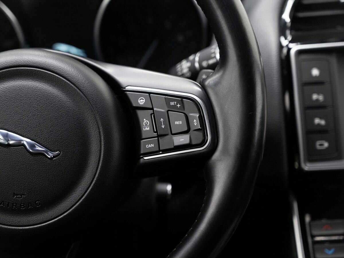 Jaguar XE с пробегом — 2016 год. Фото: #15