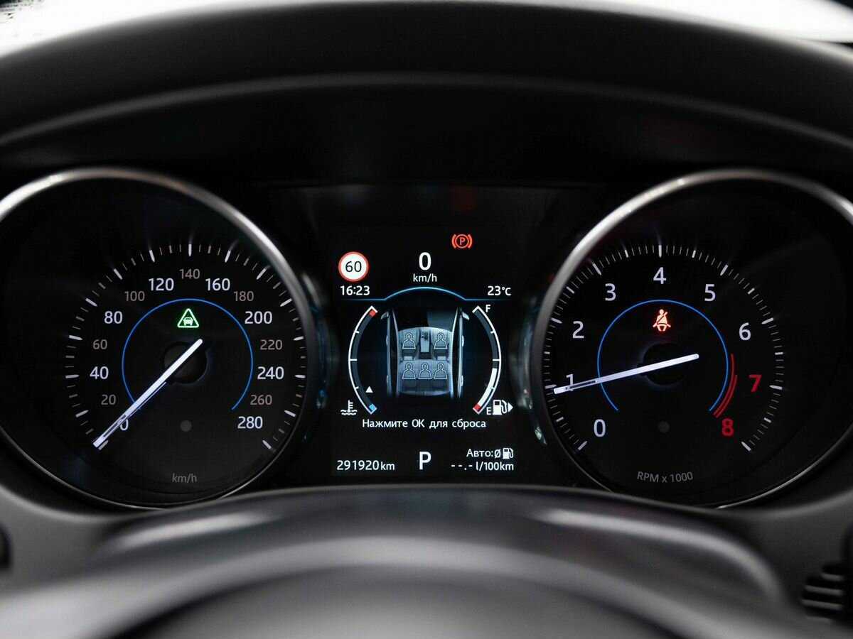 Jaguar XE с пробегом — 2016 год. Фото: #16