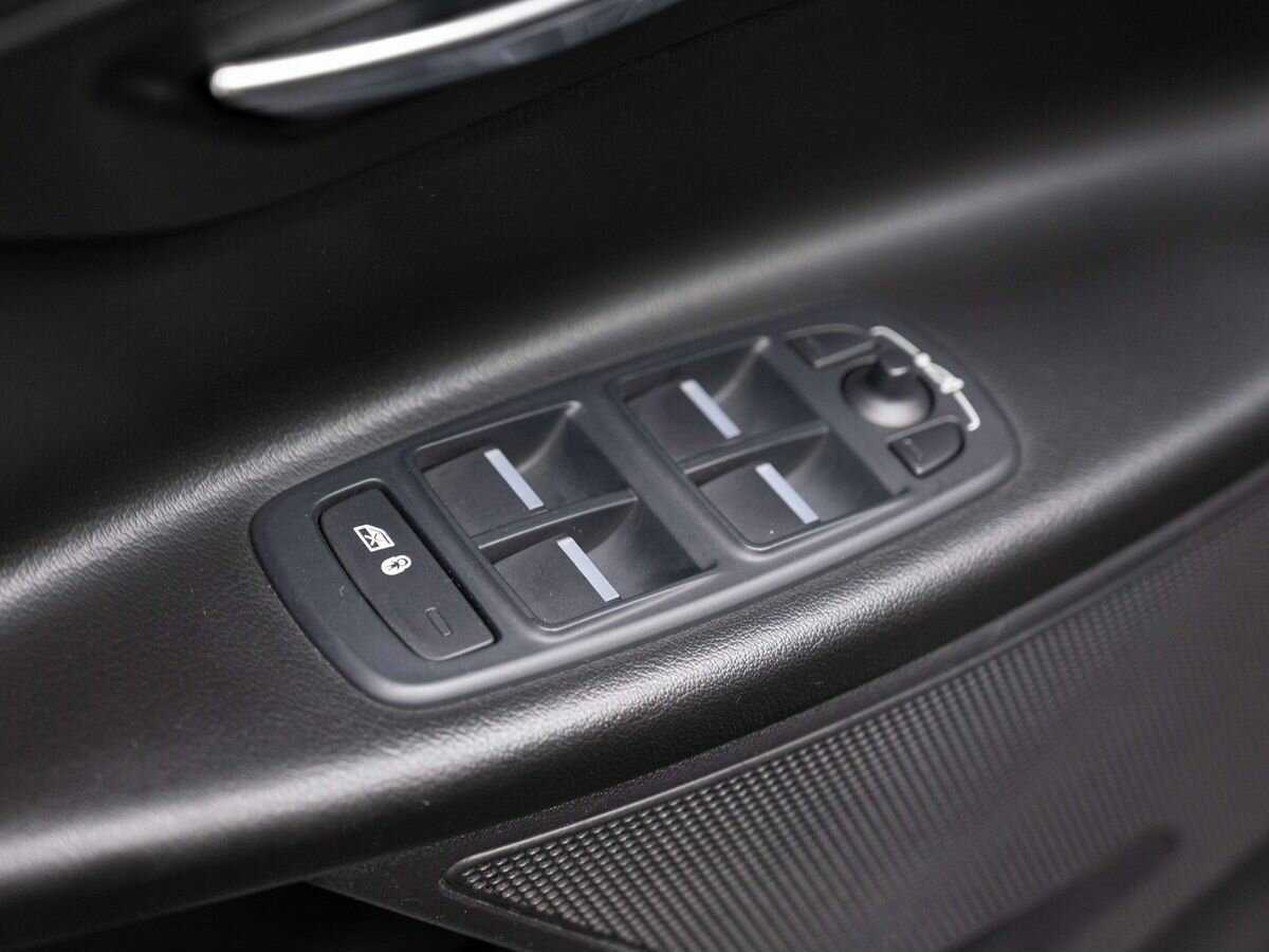 Jaguar XE с пробегом — 2016 год. Фото: #17