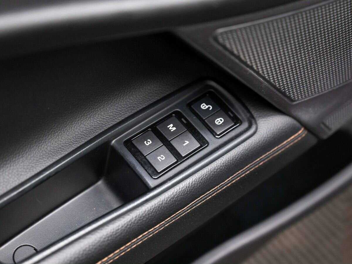 Jaguar XE с пробегом — 2016 год. Фото: #18