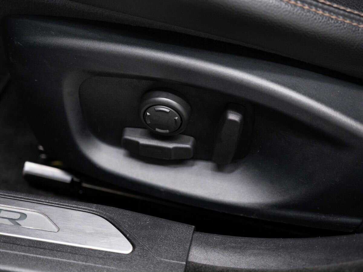 Jaguar XE с пробегом — 2016 год. Фото: #19