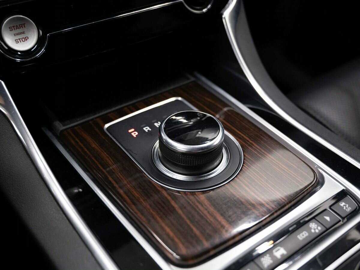 Jaguar XE с пробегом — 2016 год. Фото: #22