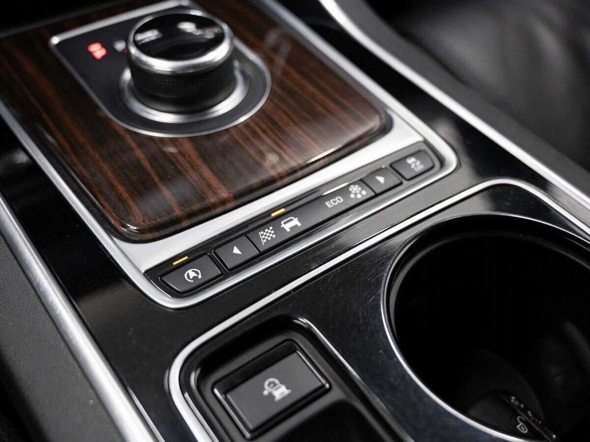 Jaguar XE с пробегом — 2016 год. Фото: #23