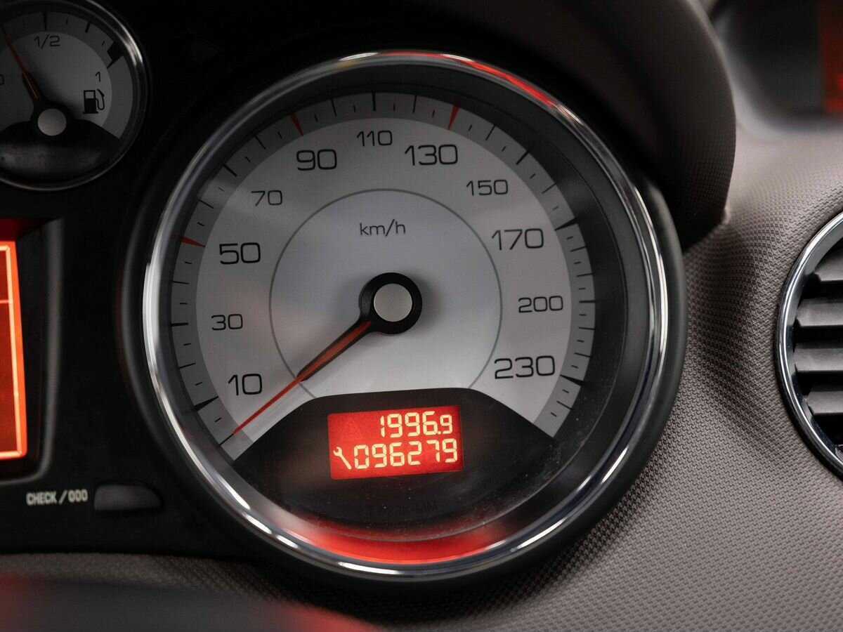 Peugeot 308 с пробегом — 2008 год. Фото: #14